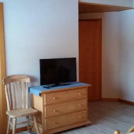 לינה וארוחת בוקר Chalet Ermina לייסין